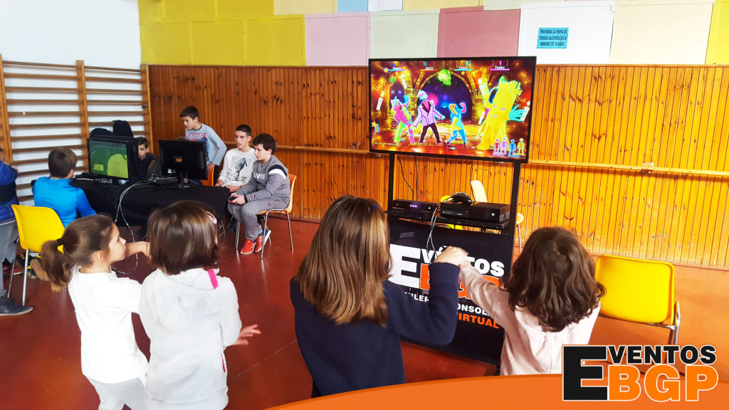 Niños jugando en el pueblo de Tauste (Aragon), evento de Videojuegos y Evento de Realidad Virtual.